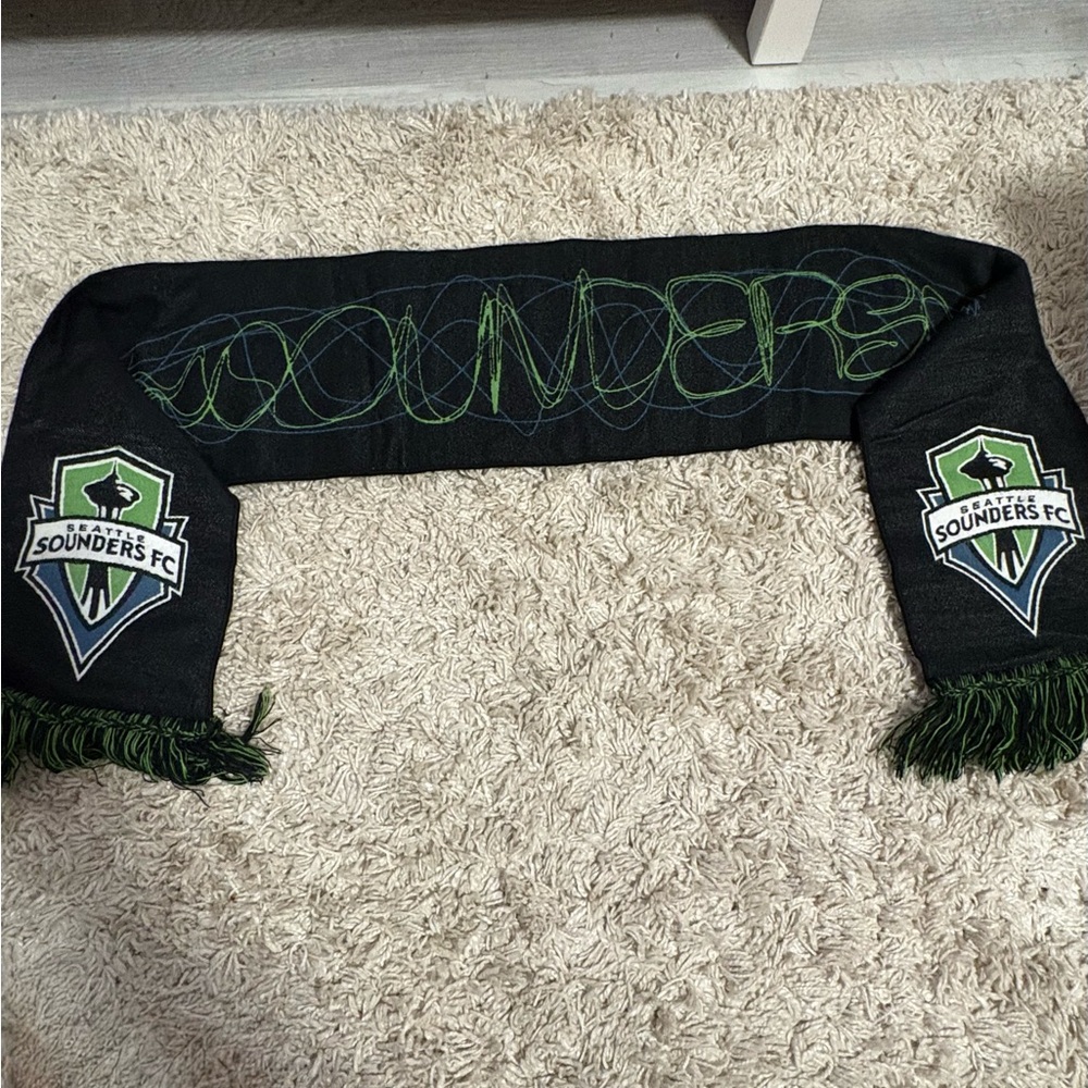 Seattle Sounders FC Black and Green Soundwave Scarf - Picture 4 of 5